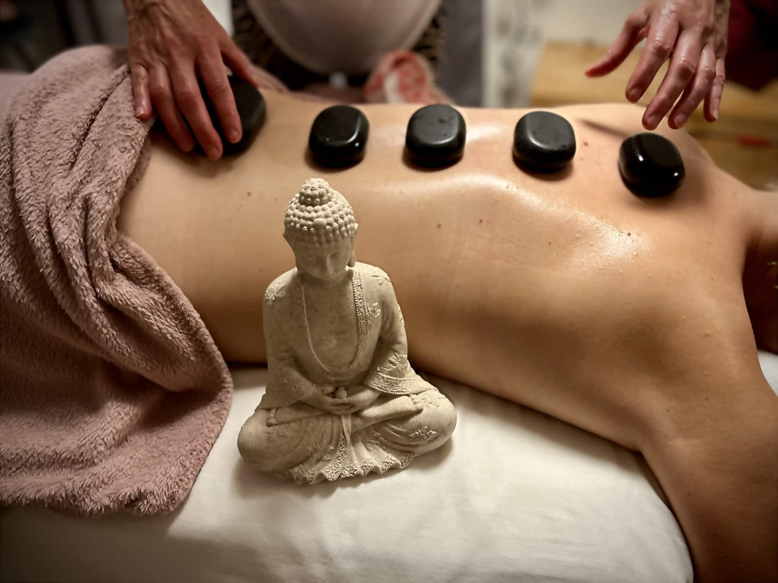 Gabriele Gaby Klein gibt Hotstone-Massage