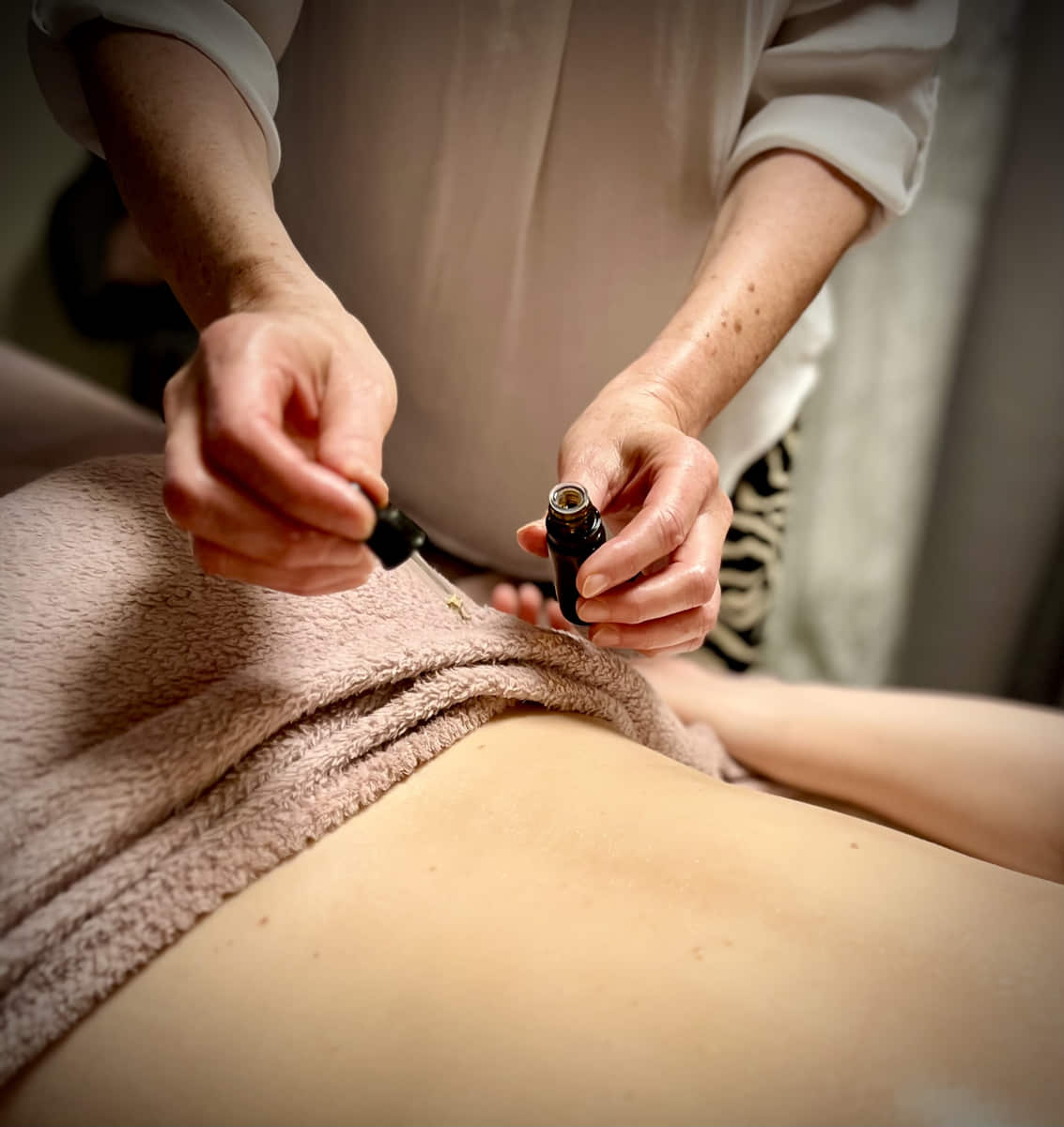 Gabriele Gaby Klein gibt Raindrop-Massage